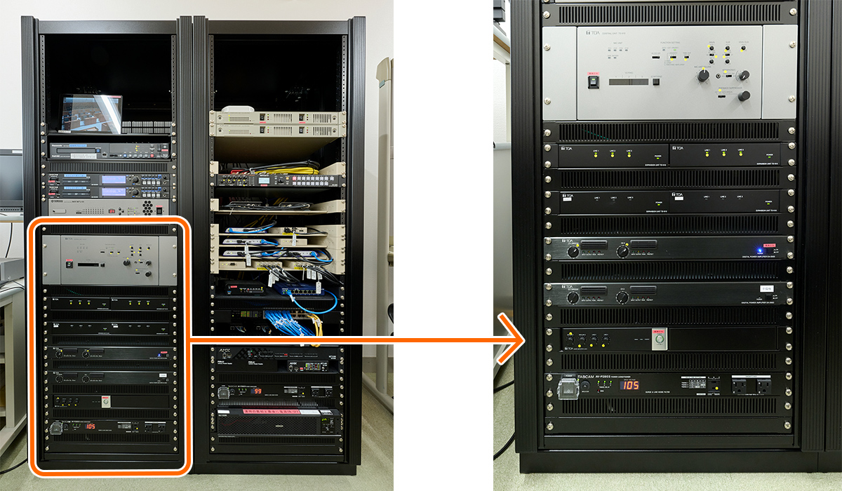 有線会議システムのセンター装置TS-910などが収納された機器収納架