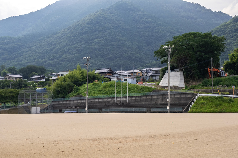 小川谷総合運動公園の照明に設置されたライブカメラ