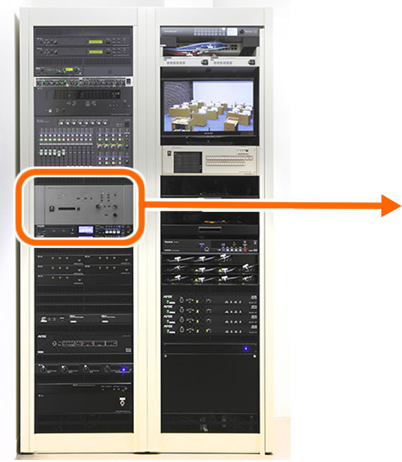 操作室にある、議場用システムの機器収納架
