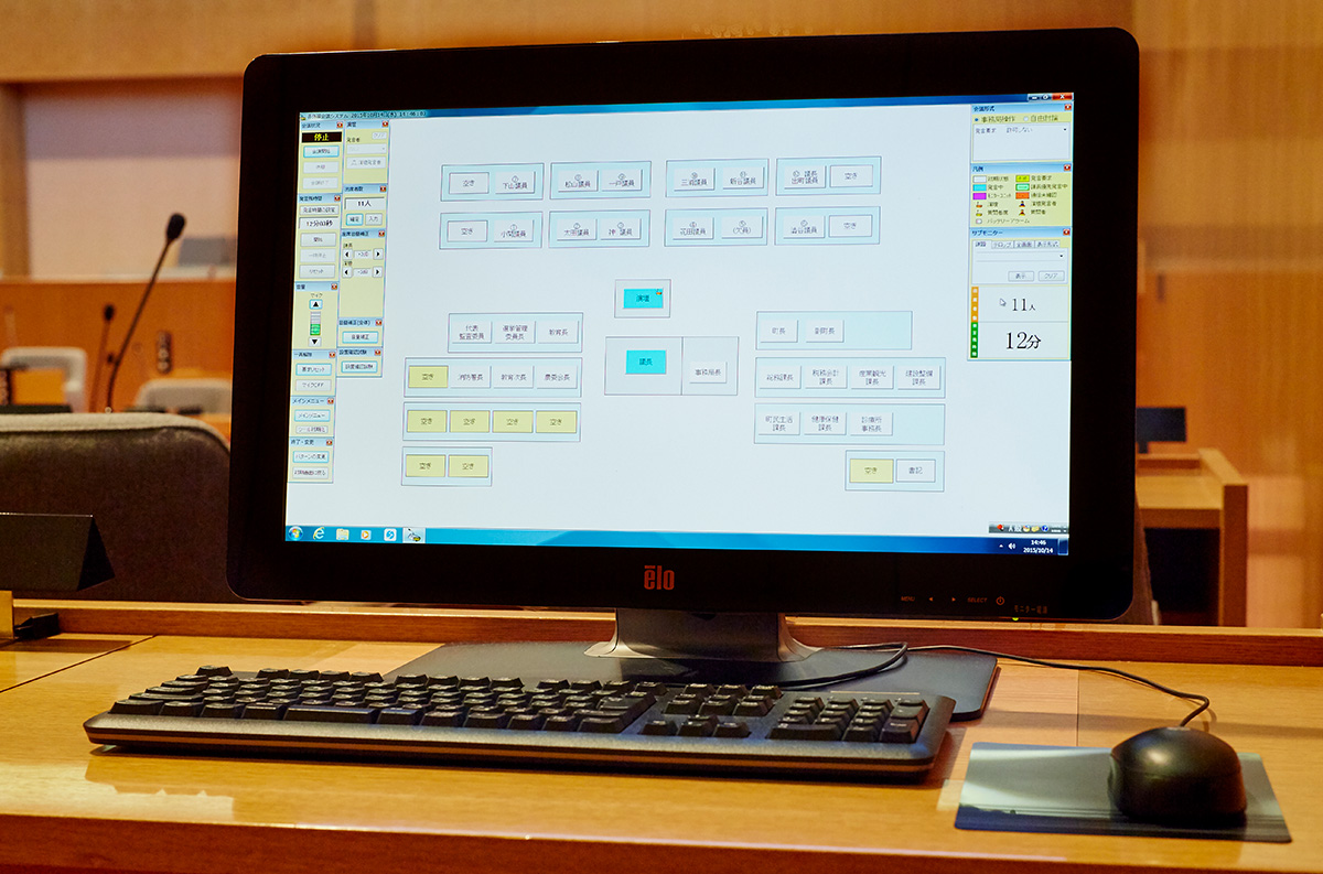 操作席にある議会運営ソフトウェアが搭載されたPCのモニター画面