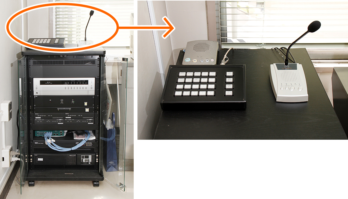 本部管理棟のワゴンアンプと放送モニター用端末、放送用マイク、操作用のスイッチャー