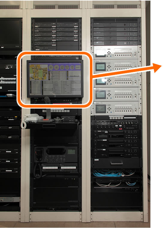 聴蛙館のラック型放送設備と操作モニター