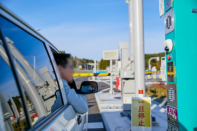 ETCの未挿入や通信不良、誤進入などのトラブル発生時に管理事務室の係員と通話ができる。