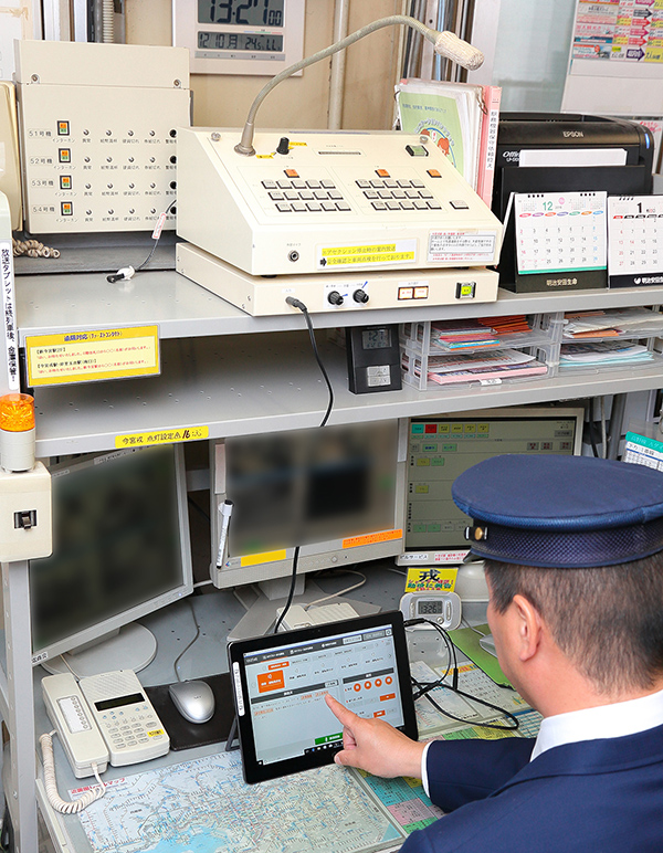 新今宮駅に設置された多言語放送サービスのタブレットと放送用操作卓（上）